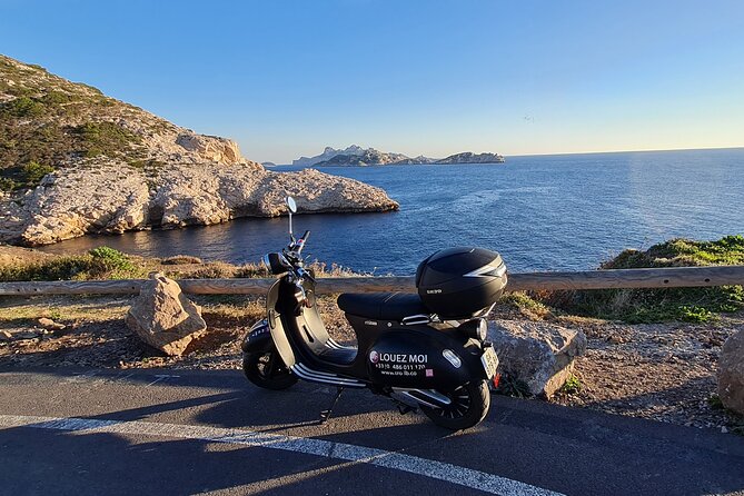 E-motorbike virtual guided tour in Marseille - Starting at the Old Port and reaching Le Panier