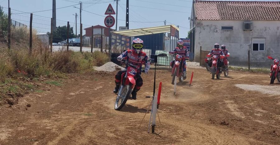 Enduro Class three hours - Carregado, Lisboa - Getting on the motorcycle and practicing technique