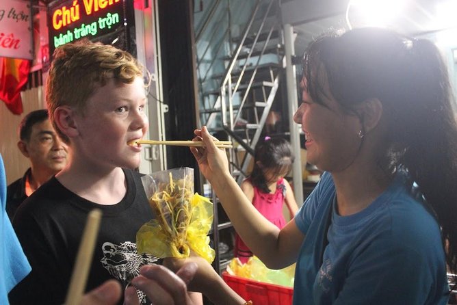 Food Tour by motorbike with local students - Snails and seafood at a local buffet