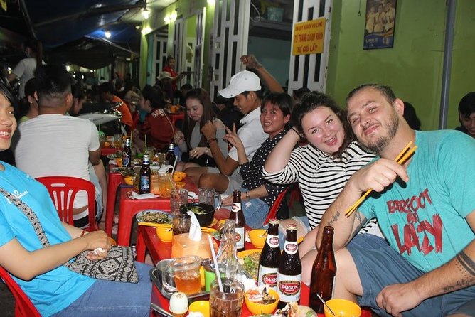 Food Tour by motorbike with local students - What the private format means