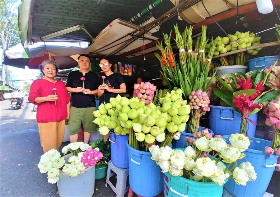 Ho Chi Minh City: Saigon Morning Markets Tour by Motorbike - Fish, food, and the early market rush