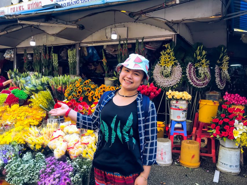 Ho Chi Minh City: Street Food and Sightseeing by Motorbike - A Chinese temple and the city’s religious mix