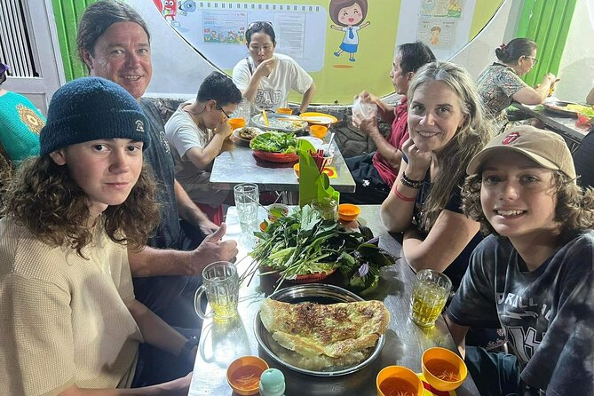 Ho Chi Minh City: Street Food & Sightseeing Tour with Local Guide - Stop 2: Moving through Ho Chi Minh City