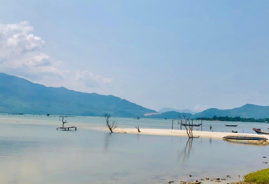 Hoi An: Easy Rider Tour via Hai Van Pass To/ From Hue (1way) - Lang Co Beach and lunch by the water