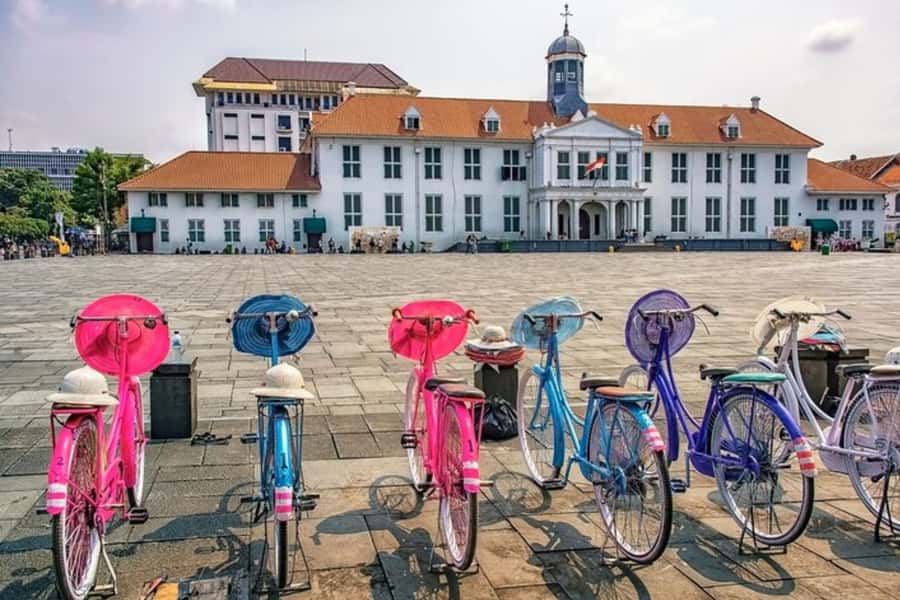 Jakarta: Private Customizable Motorbike Tour - Old Jakarta, museums, and temples