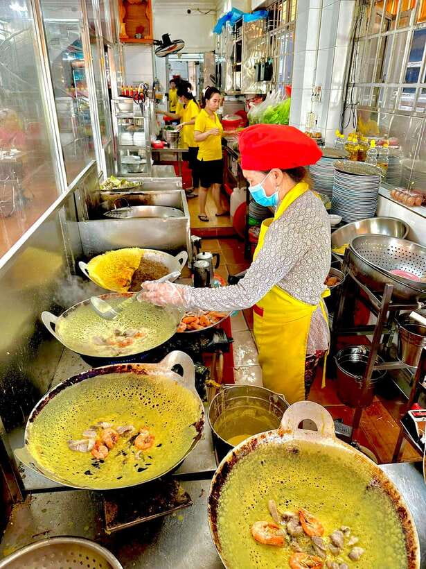 KISSTOUR | Motorbike Food Tour Female Drivers in Ho Chi Minh - Third Stop: Seafood, Barbecue, and a Surprise Plate