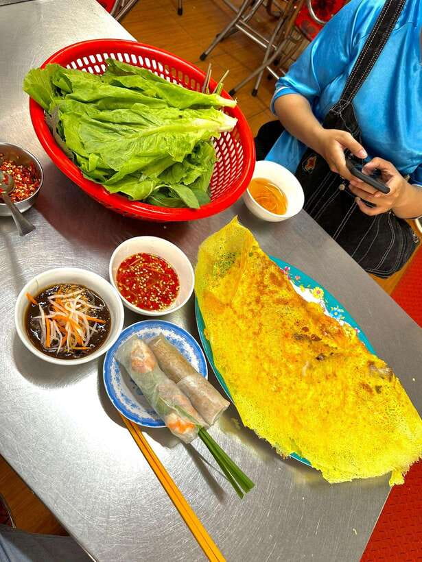KISSTOUR | Motorbike Food Tour Female Drivers in Ho Chi Minh - Dessert and Drinks Keep the Evening Social