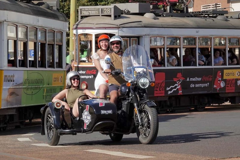 Lisbon : Historic Motorcycle Side-car Tour 1H - Graça and the view from the hills