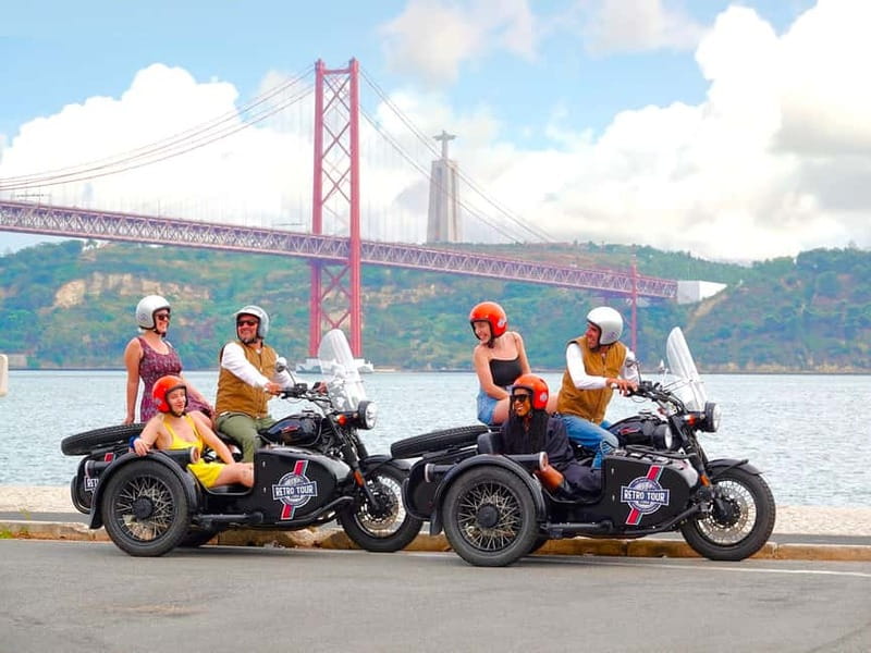 Lisbon : Historic Motorcycle Side-car Tour 1H - Starting in Rua Garrett and central Chiado