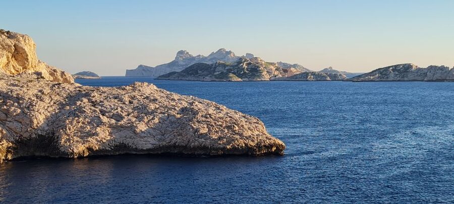 Marseille: Electric Motorcycle Rental with Smartphone Guide - Reaching the Calanques and Les Goudes