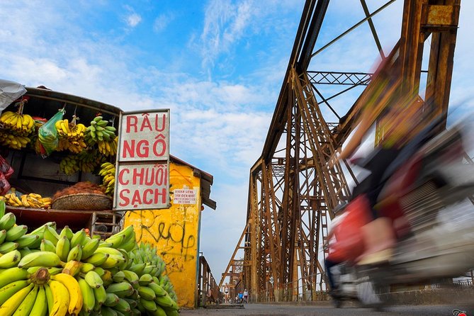 Private Hanoi Motorbike Sightseeing and Food Tour - A pause beside Hanoi’s West Lake