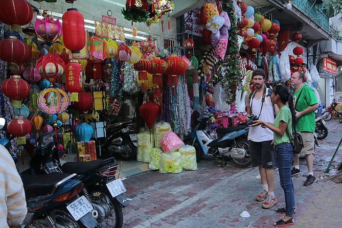 Private Ho Chi Minh Sightseeing by Motorbike with Local Students - Old apartment life in Nguyen Thien Thuat and Ngo Gia Tu
