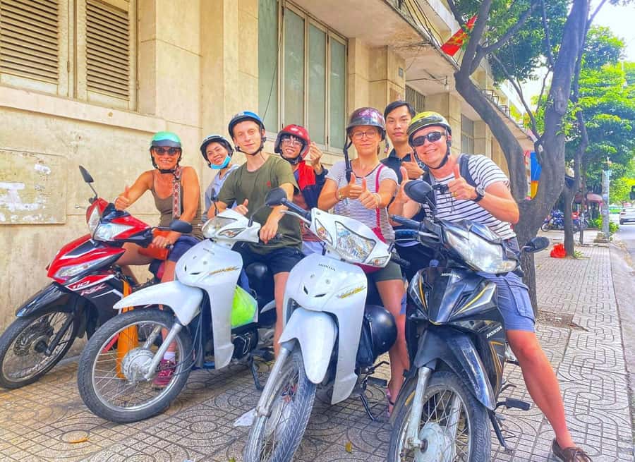Private Tour: Visit 5 Districts In Ho Chi Minh By Motorbike - District 10: Flowers that keep the city awake