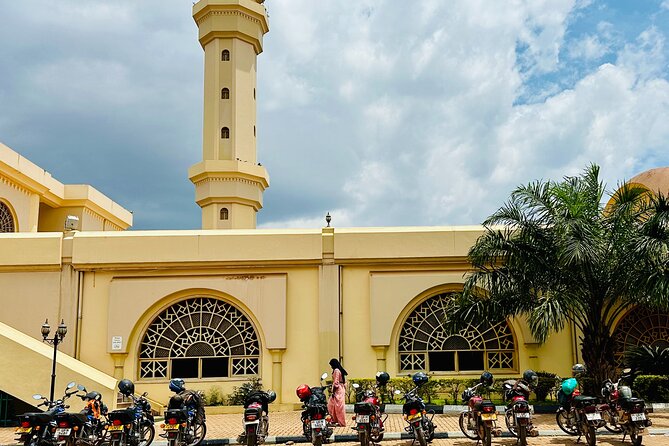 Safe Motorbike Tour in Kampala (Boda Boda Tour) - Owino Market is the best place for a rolex break