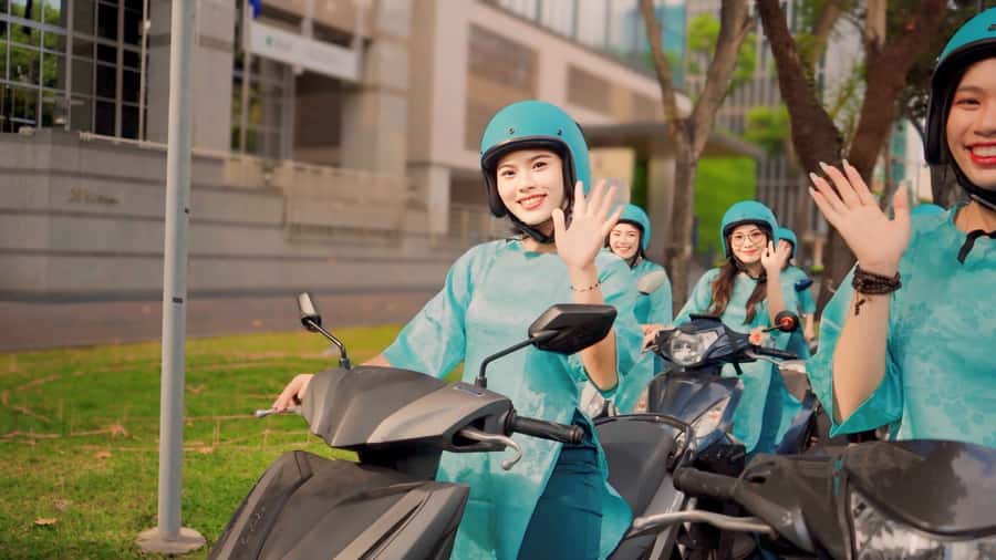 Saigon: Street Food Tasting & Sightseeing Tour by Motorbike - The first ride leads to bún bò Huế in District 3