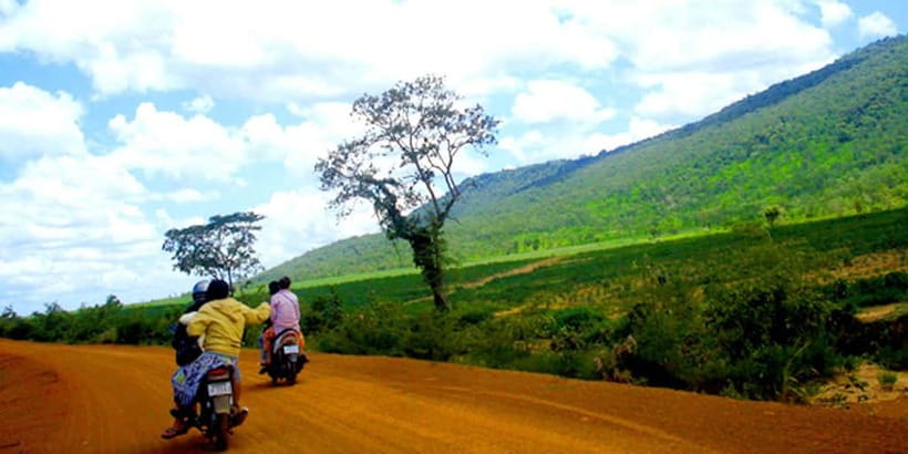 Siem Reap: 6-Hour Easy Rider Motorbike Tour - Lunch by the lake with Kulen Mountain in view