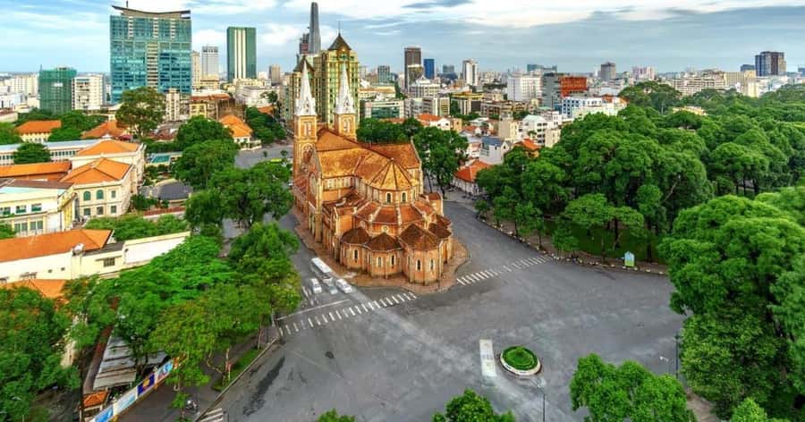 Visit 5 Districts & The Hidden Gems In Saigon By Motorbike - Beef noodles and the working lunch break